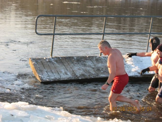 Niedzielna kąpiel Morsów z Ostrołęki [ZDJĘCIA] - zdjęcie #114 - eOstroleka.pl