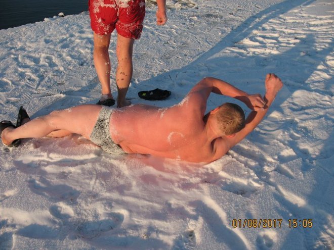 Niedzielna kąpiel Morsów z Ostrołęki [ZDJĘCIA] - zdjęcie #96 - eOstroleka.pl