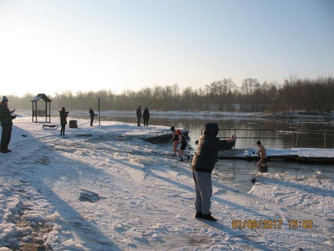 Niedzielna kąpiel Morsów z Ostrołęki [ZDJĘCIA] - zdjęcie #94 - eOstroleka.pl