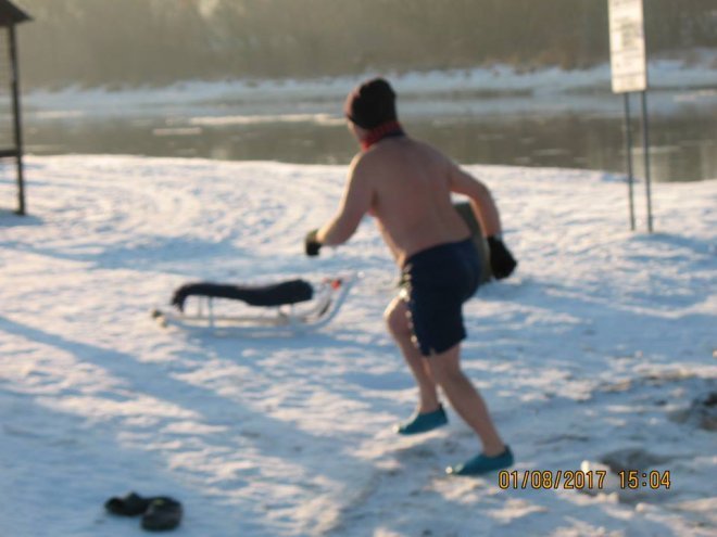 Niedzielna kąpiel Morsów z Ostrołęki [ZDJĘCIA] - zdjęcie #93 - eOstroleka.pl