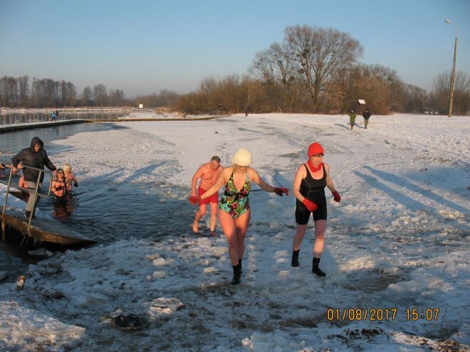 Niedzielna kąpiel Morsów z Ostrołęki [ZDJĘCIA] - zdjęcie #92 - eOstroleka.pl