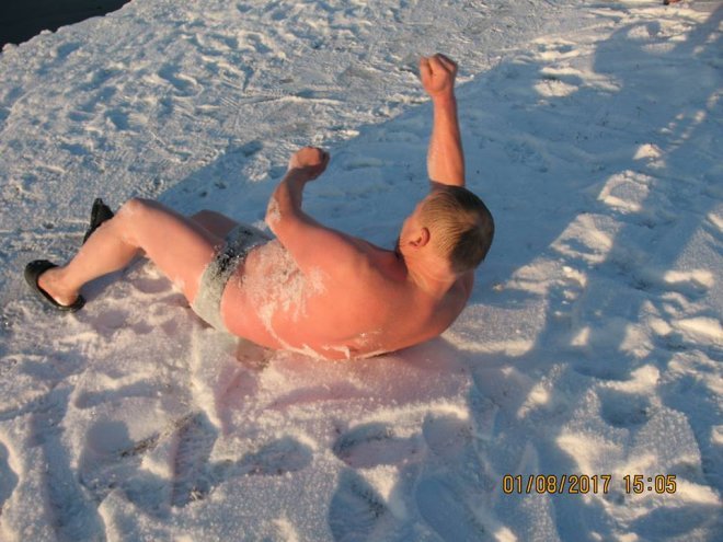 Niedzielna kąpiel Morsów z Ostrołęki [ZDJĘCIA] - zdjęcie #82 - eOstroleka.pl