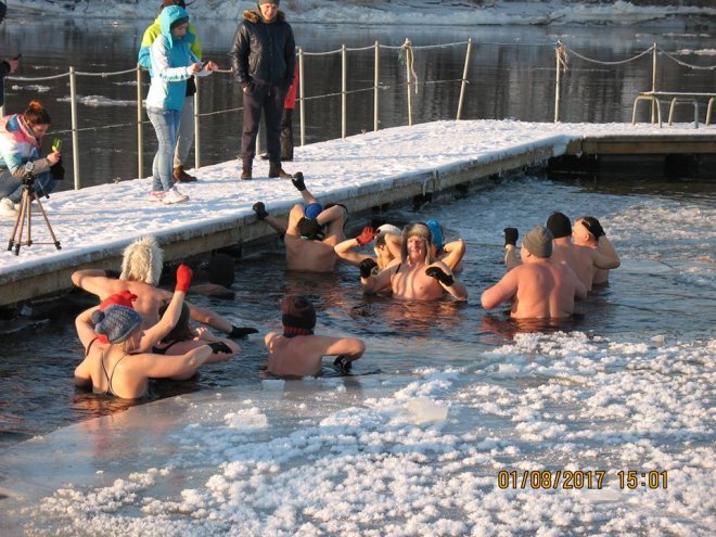 Niedzielna kąpiel Morsów z Ostrołęki [ZDJĘCIA] - zdjęcie #78 - eOstroleka.pl