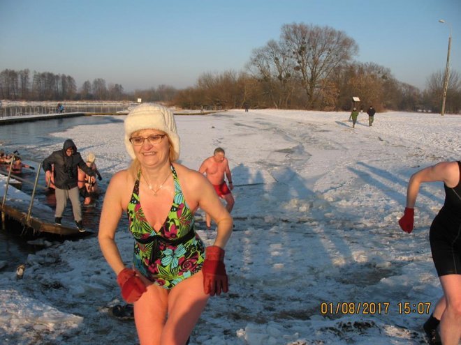 Niedzielna kąpiel Morsów z Ostrołęki [ZDJĘCIA] - zdjęcie #63 - eOstroleka.pl