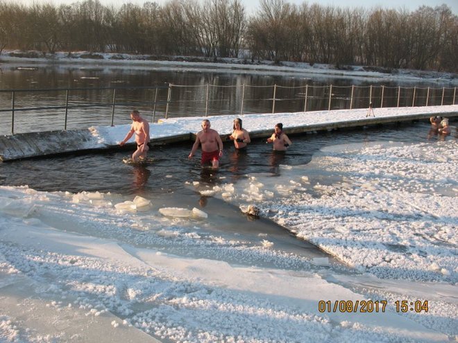 Niedzielna kąpiel Morsów z Ostrołęki [ZDJĘCIA] - zdjęcie #61 - eOstroleka.pl