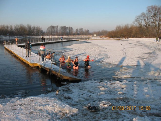 Niedzielna kąpiel Morsów z Ostrołęki [ZDJĘCIA] - zdjęcie #60 - eOstroleka.pl
