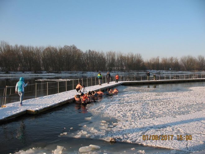 Niedzielna kąpiel Morsów z Ostrołęki [ZDJĘCIA] - zdjęcie #58 - eOstroleka.pl