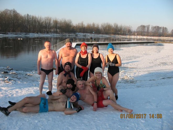 Niedzielna kąpiel Morsów z Ostrołęki [ZDJĘCIA] - zdjęcie #51 - eOstroleka.pl