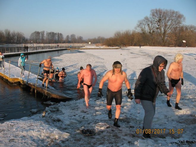 Niedzielna kąpiel Morsów z Ostrołęki [ZDJĘCIA] - zdjęcie #46 - eOstroleka.pl