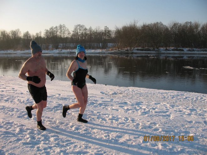 Niedzielna kąpiel Morsów z Ostrołęki [ZDJĘCIA] - zdjęcie #45 - eOstroleka.pl