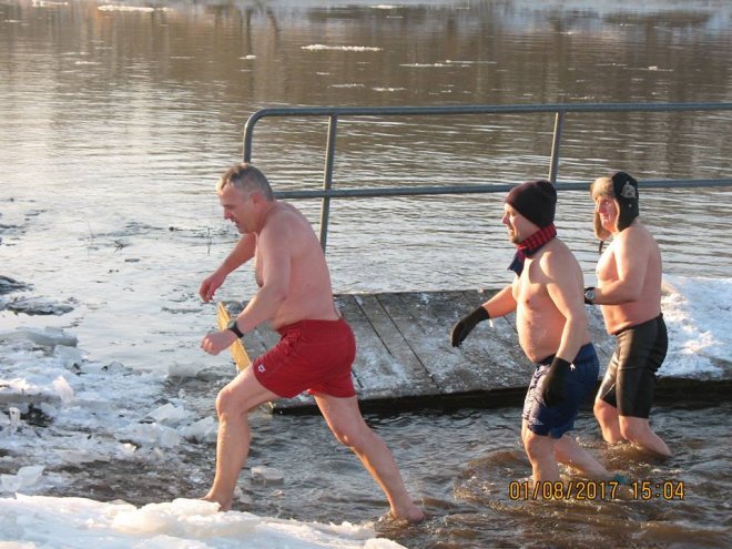 Niedzielna kąpiel Morsów z Ostrołęki [ZDJĘCIA] - zdjęcie #44 - eOstroleka.pl