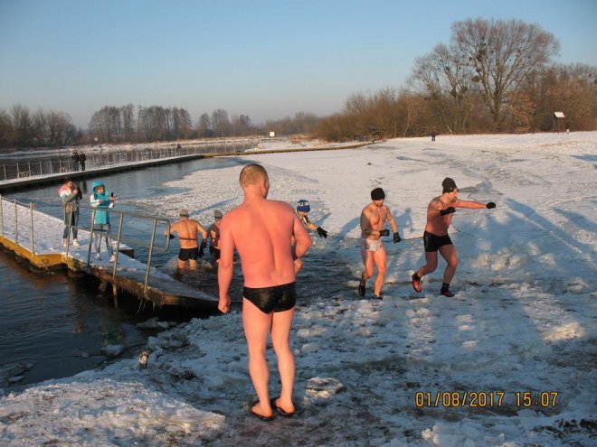 Niedzielna kąpiel Morsów z Ostrołęki [ZDJĘCIA] - zdjęcie #43 - eOstroleka.pl