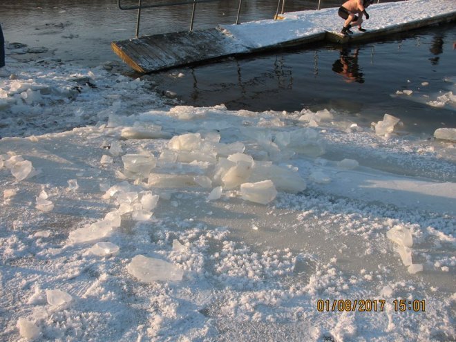 Niedzielna kąpiel Morsów z Ostrołęki [ZDJĘCIA] - zdjęcie #41 - eOstroleka.pl