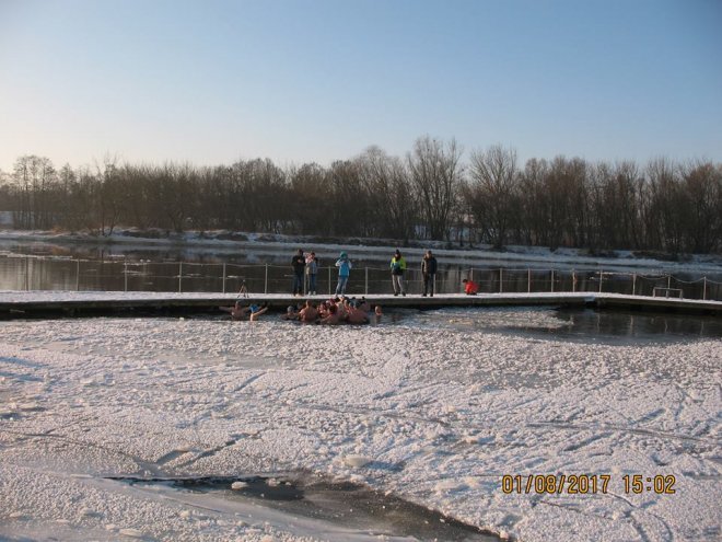 Niedzielna kąpiel Morsów z Ostrołęki [ZDJĘCIA] - zdjęcie #40 - eOstroleka.pl