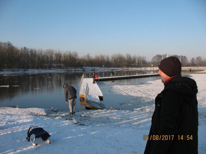 Niedzielna kąpiel Morsów z Ostrołęki [ZDJĘCIA] - zdjęcie #39 - eOstroleka.pl