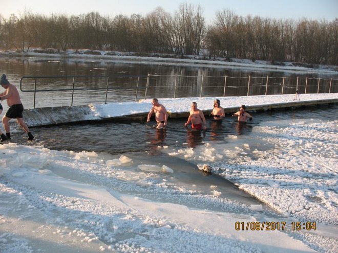 Niedzielna kąpiel Morsów z Ostrołęki [ZDJĘCIA] - zdjęcie #38 - eOstroleka.pl