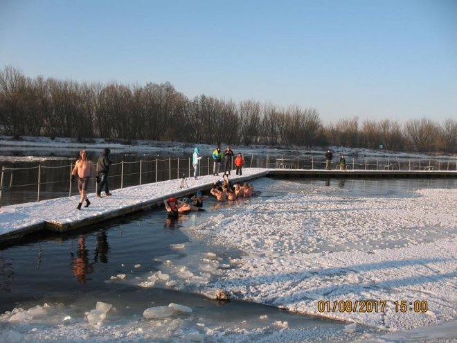 Niedzielna kąpiel Morsów z Ostrołęki [ZDJĘCIA] - zdjęcie #34 - eOstroleka.pl