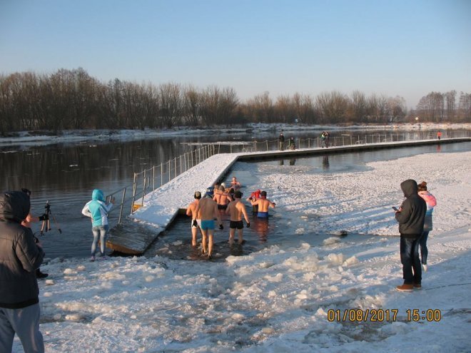 Niedzielna kąpiel Morsów z Ostrołęki [ZDJĘCIA] - zdjęcie #33 - eOstroleka.pl