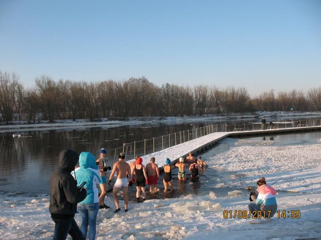 Niedzielna kąpiel Morsów z Ostrołęki [ZDJĘCIA] - zdjęcie #32 - eOstroleka.pl