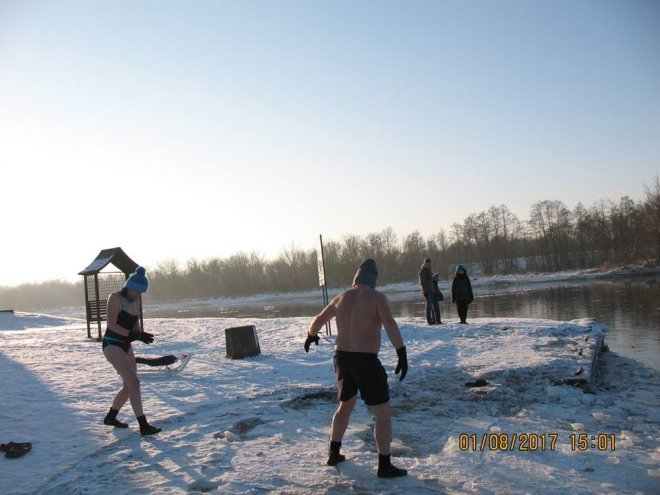 Niedzielna kąpiel Morsów z Ostrołęki [ZDJĘCIA] - zdjęcie #31 - eOstroleka.pl