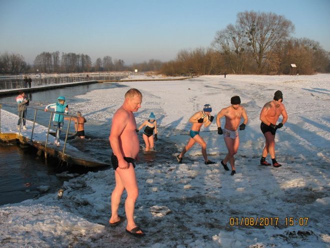 Niedzielna kąpiel Morsów z Ostrołęki [ZDJĘCIA] - zdjęcie #30 - eOstroleka.pl