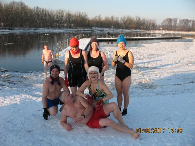 Niedzielna kąpiel Morsów z Ostrołęki [ZDJĘCIA] - zdjęcie #29 - eOstroleka.pl