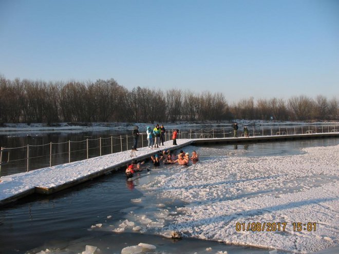 Niedzielna kąpiel Morsów z Ostrołęki [ZDJĘCIA] - zdjęcie #24 - eOstroleka.pl