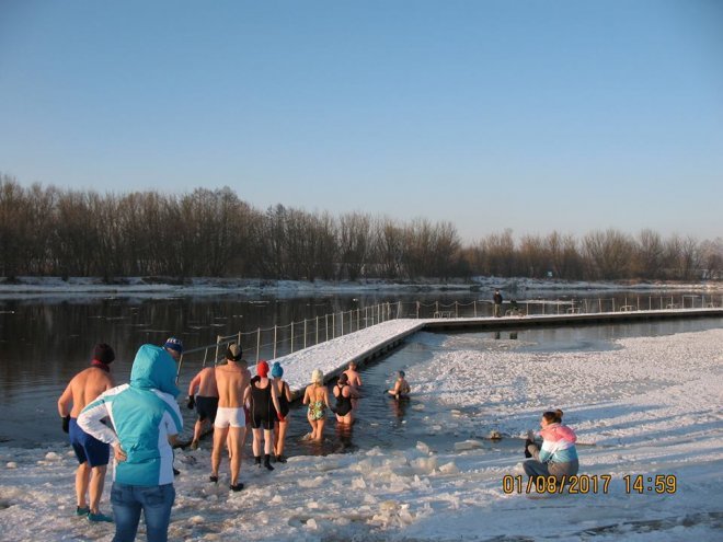Niedzielna kąpiel Morsów z Ostrołęki [ZDJĘCIA] - zdjęcie #22 - eOstroleka.pl
