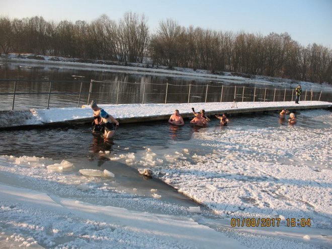 Niedzielna kąpiel Morsów z Ostrołęki [ZDJĘCIA] - zdjęcie #21 - eOstroleka.pl