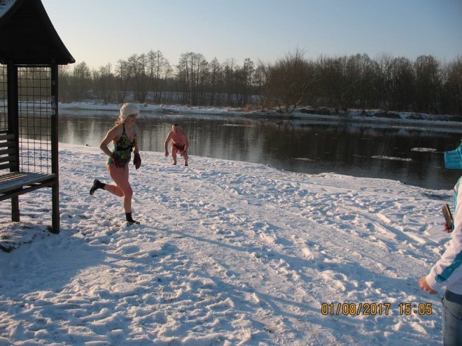 Niedzielna kąpiel Morsów z Ostrołęki [ZDJĘCIA] - zdjęcie #19 - eOstroleka.pl