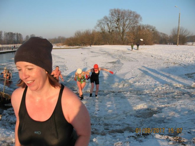 Niedzielna kąpiel Morsów z Ostrołęki [ZDJĘCIA] - zdjęcie #18 - eOstroleka.pl