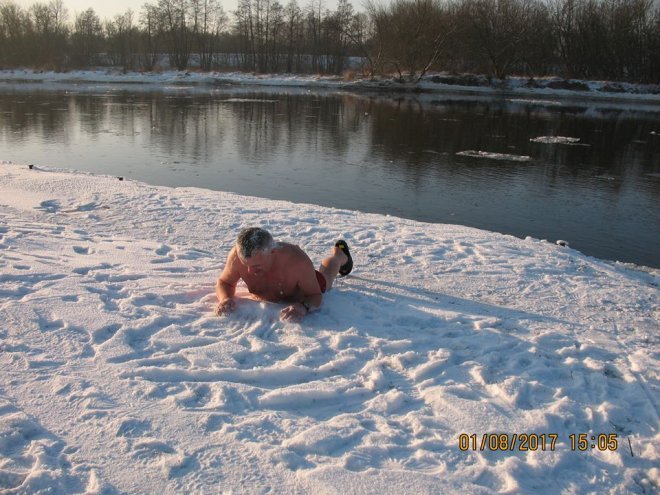 Niedzielna kąpiel Morsów z Ostrołęki [ZDJĘCIA] - zdjęcie #16 - eOstroleka.pl