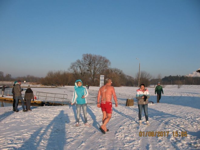 Niedzielna kąpiel Morsów z Ostrołęki [ZDJĘCIA] - zdjęcie #15 - eOstroleka.pl