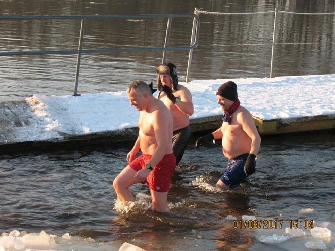 Niedzielna kąpiel Morsów z Ostrołęki [ZDJĘCIA] - zdjęcie #14 - eOstroleka.pl