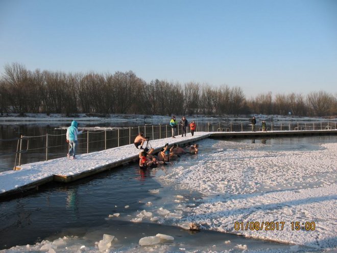 Niedzielna kąpiel Morsów z Ostrołęki [ZDJĘCIA] - zdjęcie #13 - eOstroleka.pl