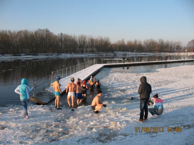 Niedzielna kąpiel Morsów z Ostrołęki [ZDJĘCIA] - zdjęcie #12 - eOstroleka.pl