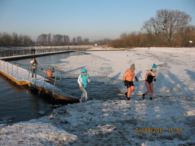 Niedzielna kąpiel Morsów z Ostrołęki [ZDJĘCIA] - zdjęcie #11 - eOstroleka.pl