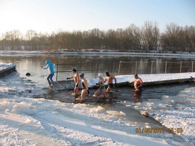 Niedzielna kąpiel Morsów z Ostrołęki [ZDJĘCIA] - zdjęcie #10 - eOstroleka.pl