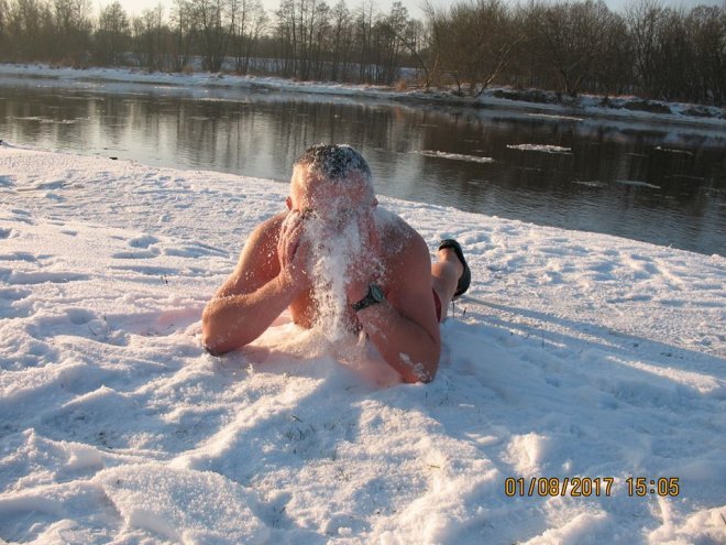 Niedzielna kąpiel Morsów z Ostrołęki [ZDJĘCIA] - zdjęcie #9 - eOstroleka.pl