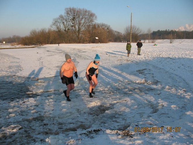 Niedzielna kąpiel Morsów z Ostrołęki [ZDJĘCIA] - zdjęcie #8 - eOstroleka.pl