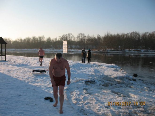 Niedzielna kąpiel Morsów z Ostrołęki [ZDJĘCIA] - zdjęcie #7 - eOstroleka.pl