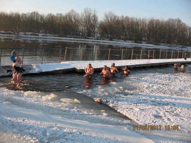 Niedzielna kąpiel Morsów z Ostrołęki [ZDJĘCIA] - zdjęcie #6 - eOstroleka.pl