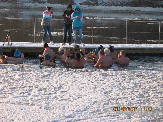 Niedzielna kąpiel Morsów z Ostrołęki [ZDJĘCIA] - zdjęcie #5 - eOstroleka.pl