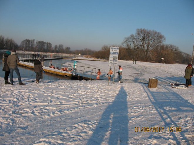 Niedzielna kąpiel Morsów z Ostrołęki [ZDJĘCIA] - zdjęcie #4 - eOstroleka.pl
