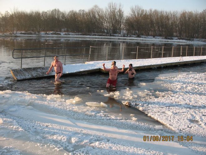 Niedzielna kąpiel Morsów z Ostrołęki [ZDJĘCIA] - zdjęcie #2 - eOstroleka.pl