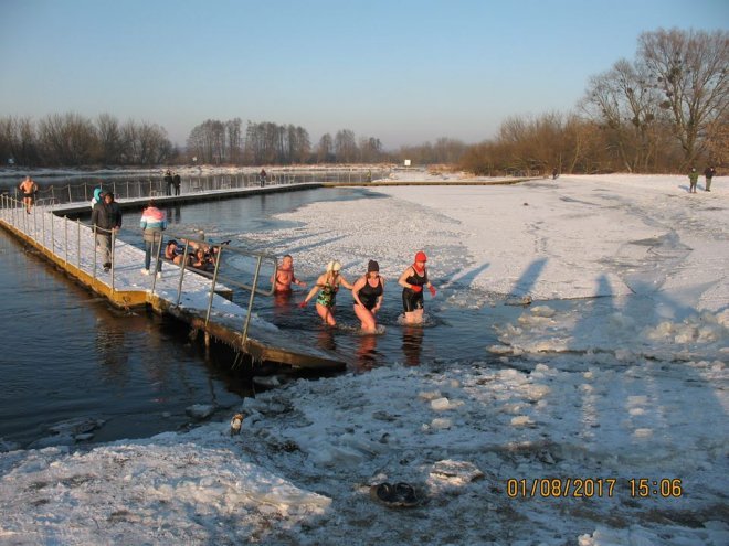 Niedzielna kąpiel Morsów z Ostrołęki [ZDJĘCIA] - zdjęcie #1 - eOstroleka.pl