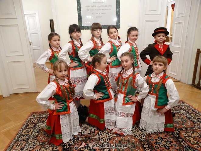 Uczniowie z Kadzidła zatańczyli w Łomży [ZDJĘCIA] - zdjęcie #16 - eOstroleka.pl