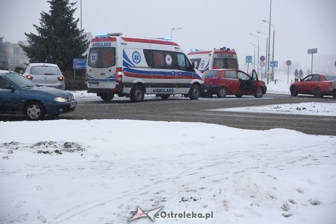 Stracił przytomność za kółkiem i doprowadził do wypadku w centrum Ostrołęki [ZDJĘCIA] - zdjęcie #1 - eOstroleka.pl