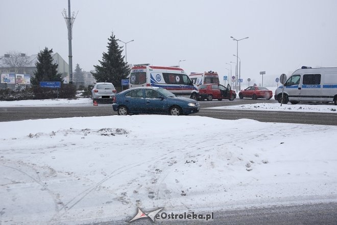 Stracił przytomność za kółkiem i doprowadził do wypadku w centrum Ostrołęki [ZDJĘCIA] - zdjęcie #2 - eOstroleka.pl