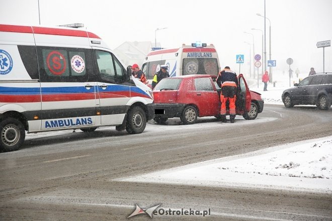 Stracił przytomność za kółkiem i doprowadził do wypadku w centrum Ostrołęki [ZDJĘCIA] - zdjęcie #3 - eOstroleka.pl